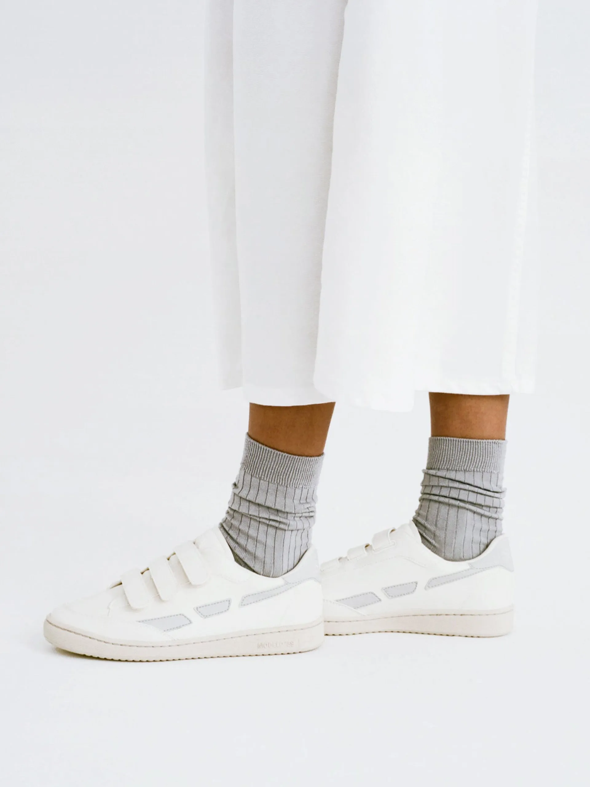 Modelo '89 strap trainer in grey