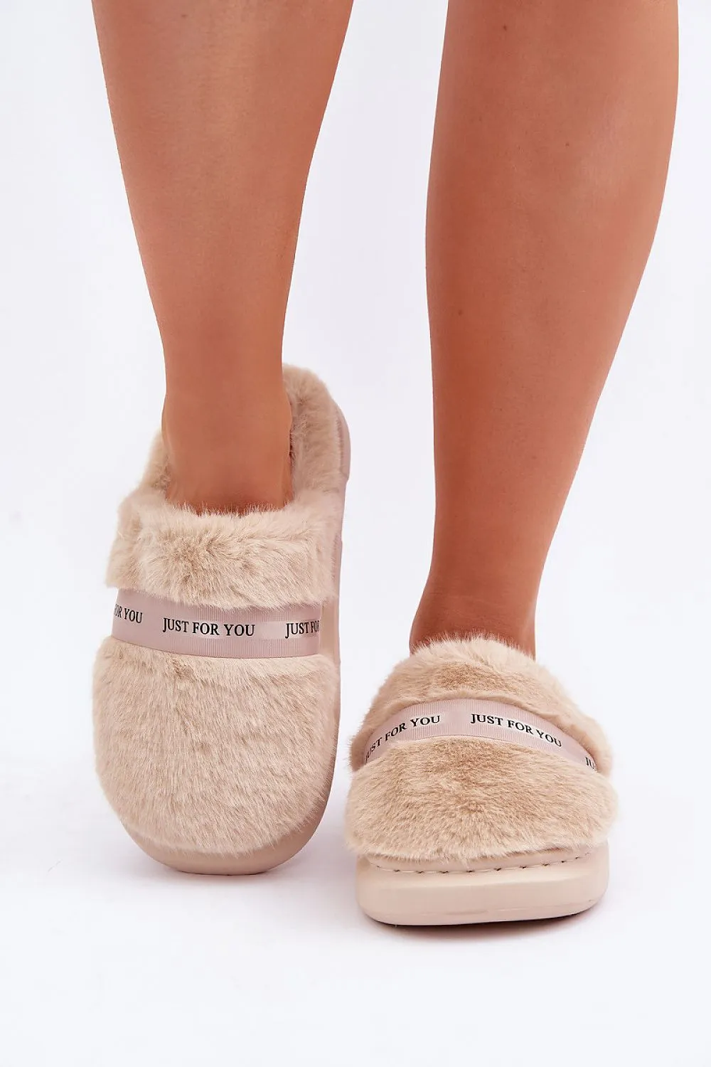 Women's slippers made of soft cozy fur