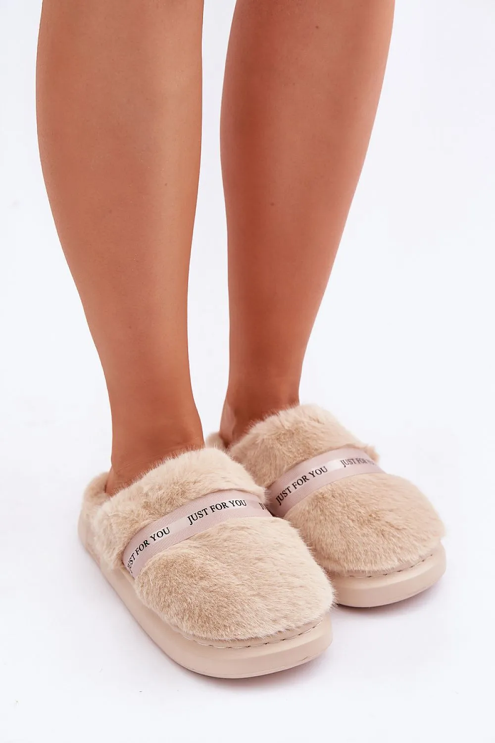 Women's slippers made of soft cozy fur