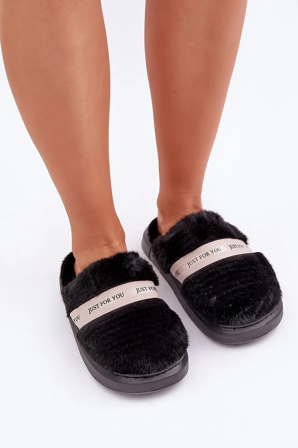 Women's slippers made of soft cozy fur