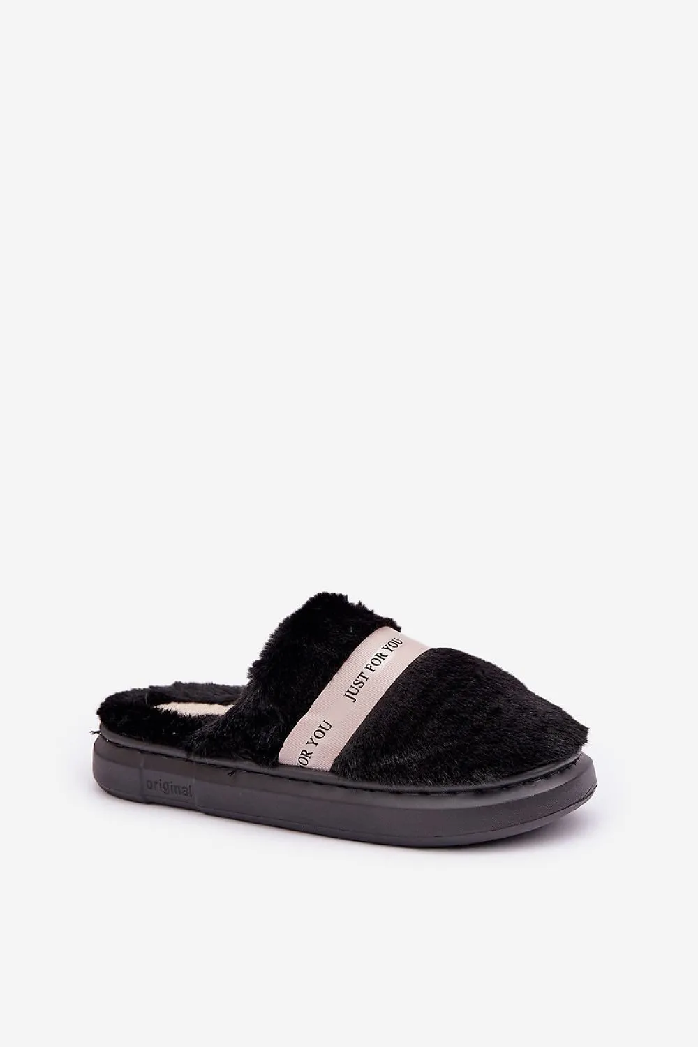 Women's slippers made of soft cozy fur
