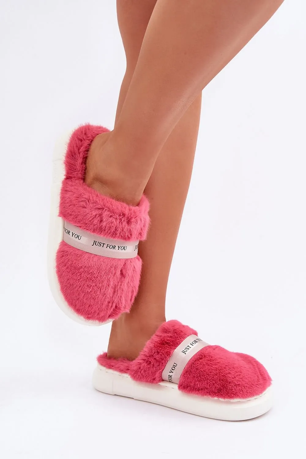 Women's slippers made of soft cozy fur